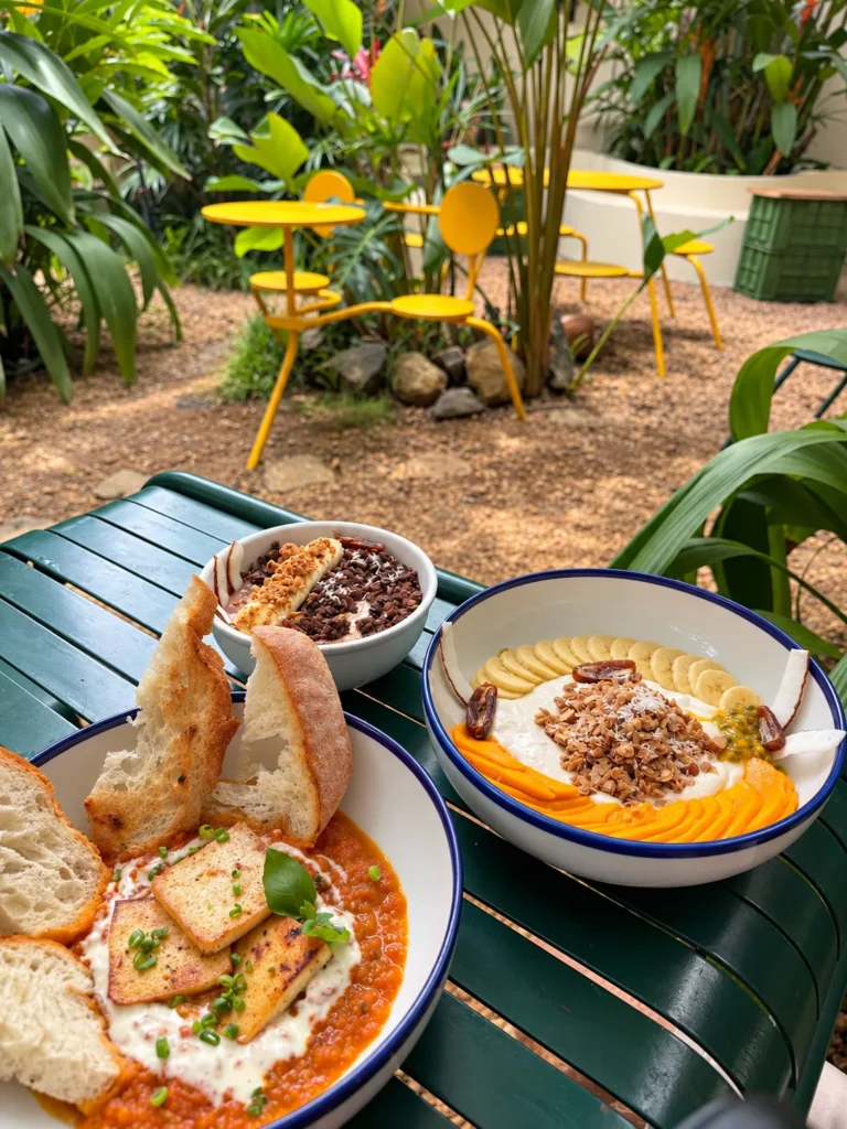 Breakfast and brunch in Hiriketiya with Kids, Sri Lanka, featuring tropical fruit bowls, granola and savoury breakfast dishes.